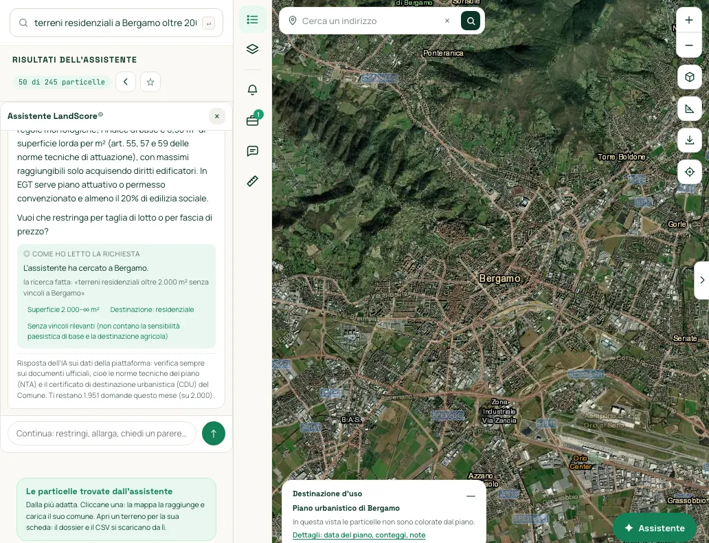 La ricerca «terreni residenziali a Bergamo oltre 2.000 m²» con i criteri letti dalla frase, accanto alla mappa del comune